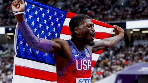 杨晨剖析：蒯纪闻与王钰栋天赋差异显著，独特球技融合造就杰出球员