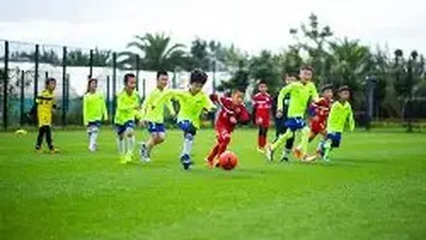 霍勒迪首节三分球四投三中，高效贡献11分表现突出