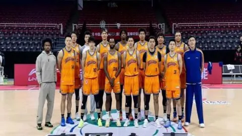 库里独得52分力挺球队西部第五，创历史新高，湖人与勇士巅峰之战即将上演。